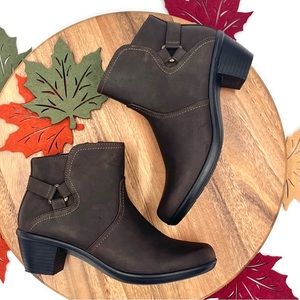 Easy Street Comfort wave Dawnta dark brown leather booties, size 8. NWOB